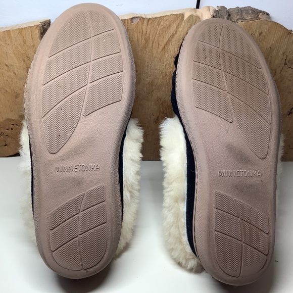 Minnetonka Moccasins 3370 - Women's Alpine Sheepskin Moccasin - Black Suede - Picture 2 of 7